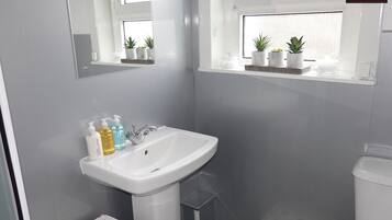 Classic Apartment | Bathroom | Towels, soap, shampoo