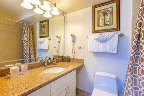 Badekar, hårføner og håndklær