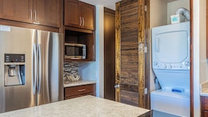 Coffee/tea maker, fridge, microwave, oven - Maui Vista 2213 Kihei condo across Charley Young Beach, summer deal (Kihei)