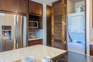 Réfrigérateur, four à micro-ondes, un four, surface de cuisson