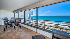 Un balcón con vista a la playa y al océano.