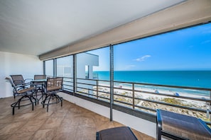 Un balcón con vista a la playa y al océano.