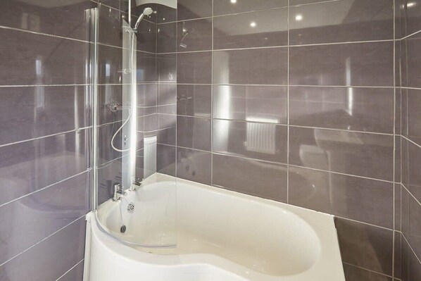 Badewanne, Haartrockner, Handtücher