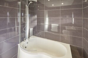 Badewanne, Haartrockner, Handtücher