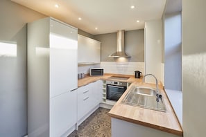 Coffee/tea maker, fridge, microwave, oven