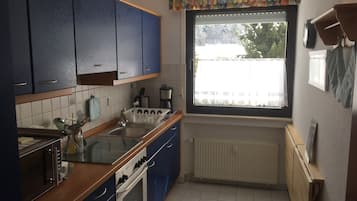 Een koelkast, een microgolfoven, een oven, een kookplaat