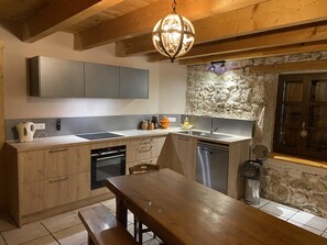 Kylskåp, ugn, spishäll och diskmaskin