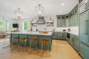 Frigorifero, microonde, piano cottura, lavastoviglie