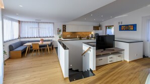 Un apartamento moderno con comedor, cocina y sala de estar.