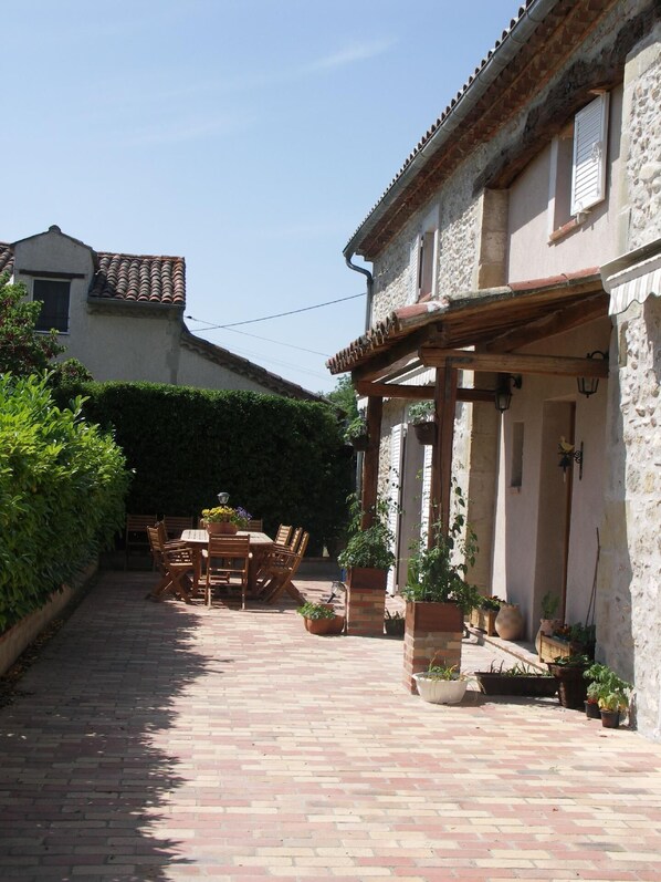 Outdoor dining - Family bed and breakfast for up to 5 people (Labruguière)