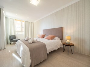 4 Schlafzimmer, Bügeleisen/Bügelbrett