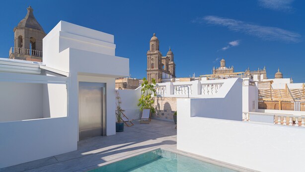 A rooftop pool with a view of a church and white buildings. - Boutique Hotel Cordial La Niña de Vegueta (Las Palmas de Gran Canaria)
