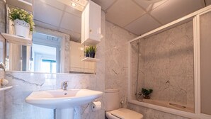 A bathroom with a sink, toilet, and shower. - Sunset Malaga Apartments - PALM BEACH (Torremolinos)