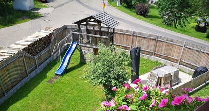 Holiday flat Haus Maria Hochschwarzwald, fenced garden, edge of forest, dogs welcome