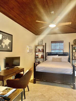 2 chambres, bureau, fer et planche à repasser, lit de bébé portatif