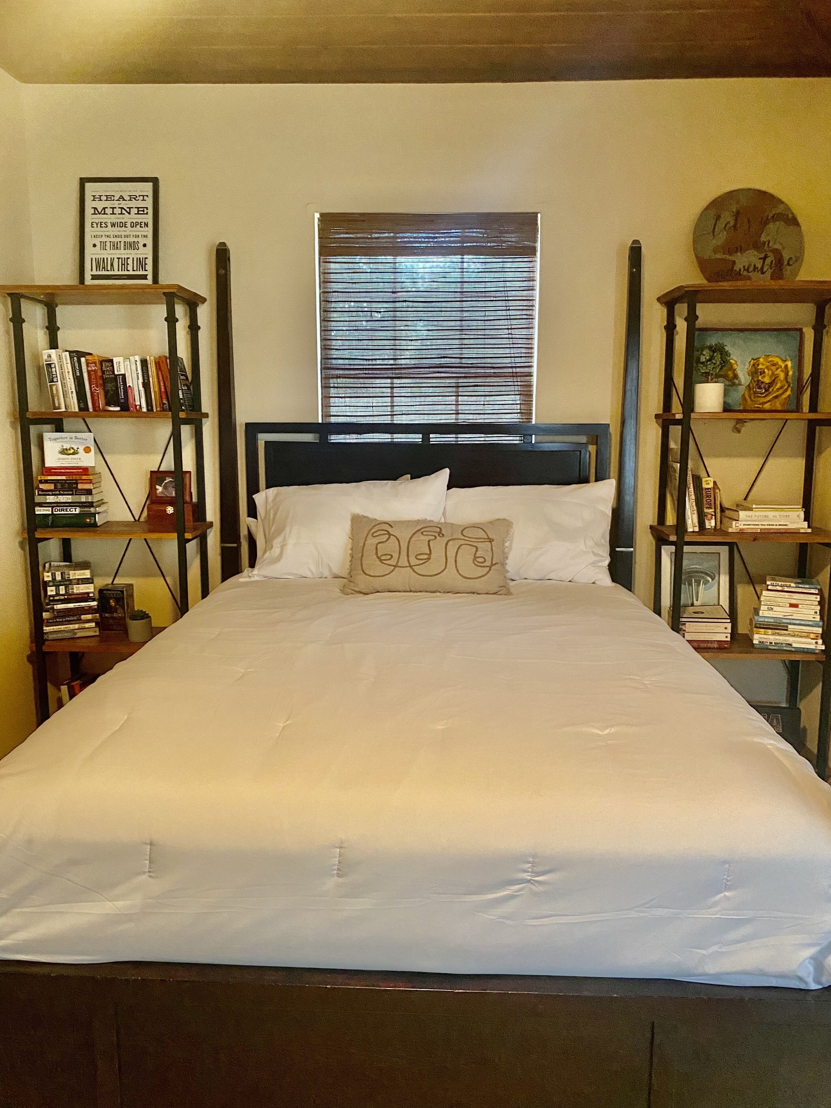 1 chambre, bureau, fer et planche à repasser, lit parapluie