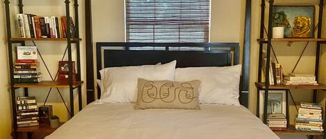 1 makuuhuone, työpöytä, silitysrauta/-lauta, vauvan matkasänky