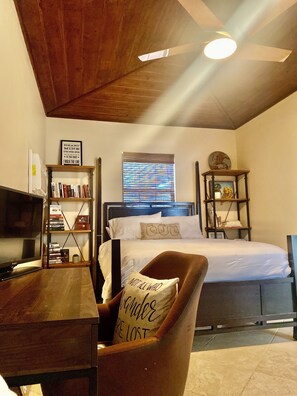 1 bedroom, desk, iron/ironing board, travel cot - Adorable 1 bed guest house with private entrance in Central Scottsdale (Scottsdale)