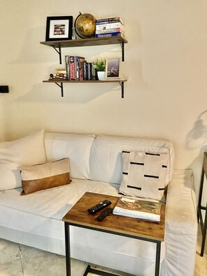 Smart TV, books, music library, computer monitors - Adorable 1 bed guest house with private entrance in Central Scottsdale (Scottsdale)