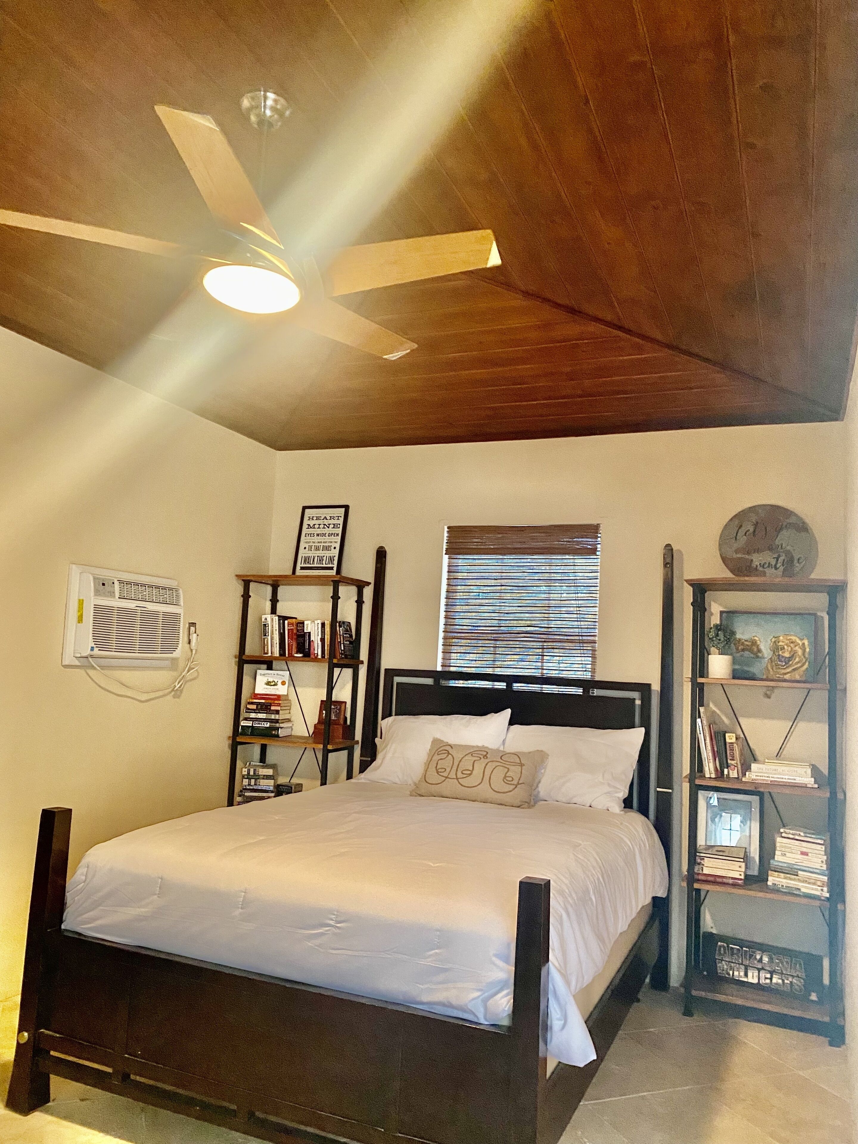 1 chambre, bureau, fer et planche à repasser, lit parapluie