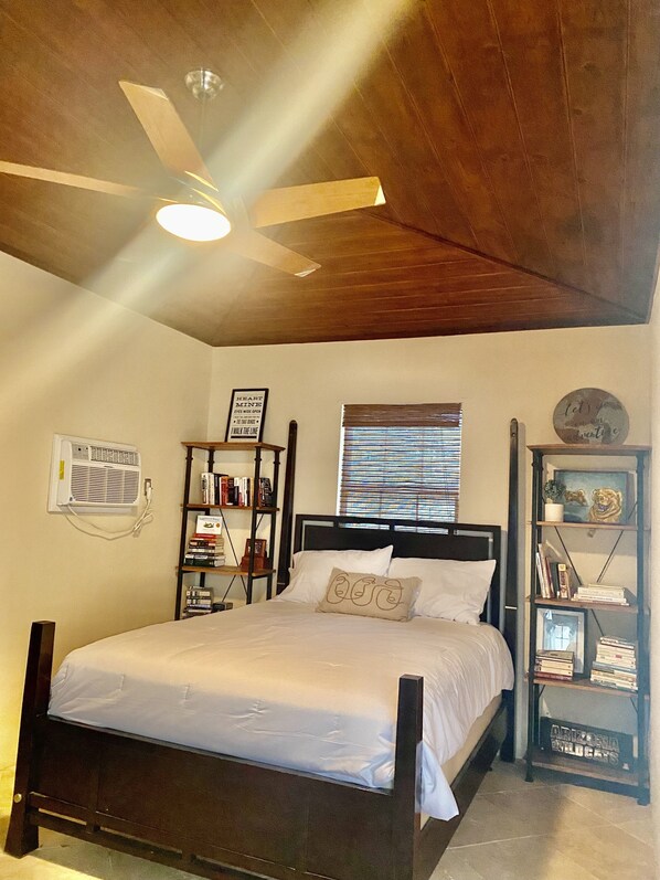 1 chambre, bureau, fer et planche Ă repasser, lit parapluie