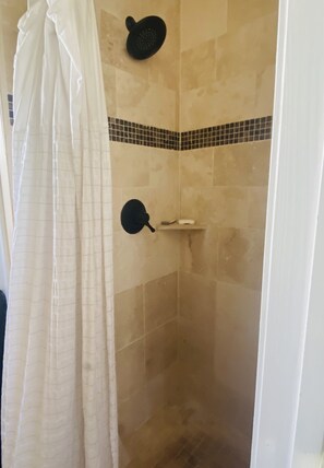Chuveiro, secador de cabelo, toalhas de banho, sabonete