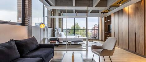 Una televisión, una oficina