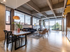 Televisión y oficina 