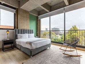 1 chambre, bureau, fer et planche à repasser, draps fournis