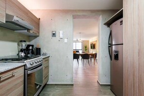 Refrigerador, microondas, horno y parrilla de estufa 