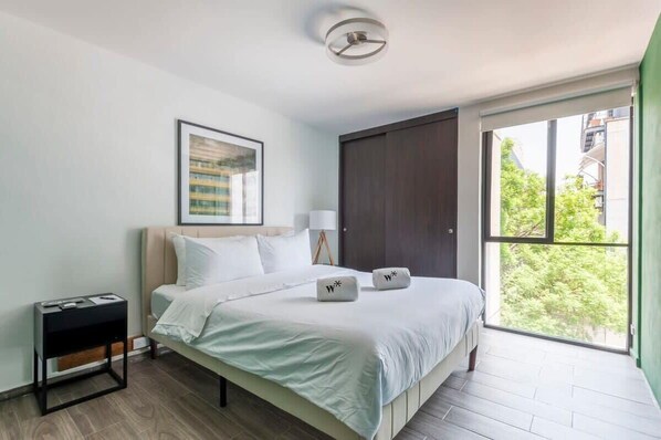 2 habitaciones, tabla de planchar con plancha, cuna de viaje y wifi 