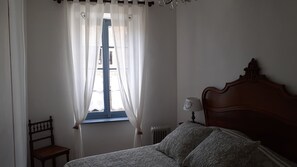 3 chambres, fer et planche à repasser, draps fournis