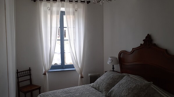 3 bedrooms, iron/ironing board, bed sheets