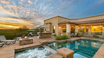 Utendørsbasseng og et oppvarmet basseng