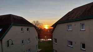 Ein Wohngebäude mit flachem Dach und mehreren Fenstern.
