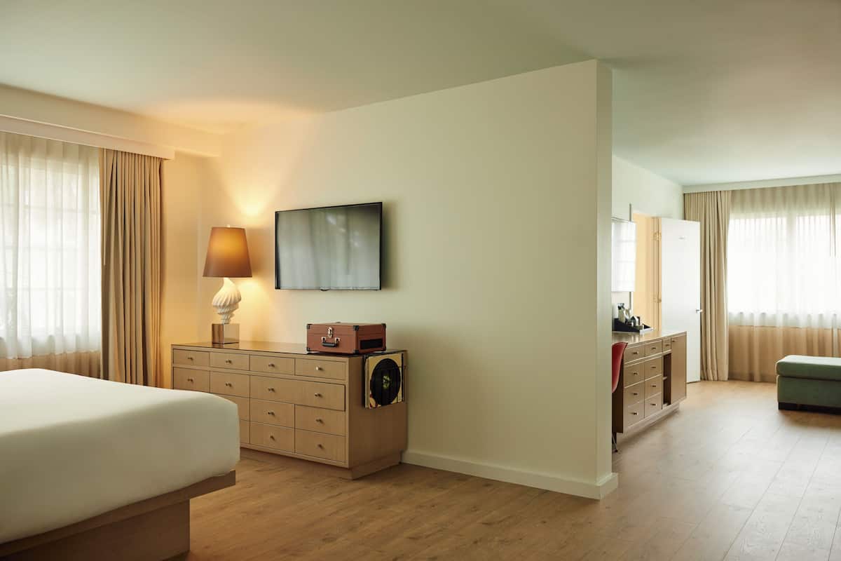 Deluxe Suite, 1 King Bed, Bathtub, City View