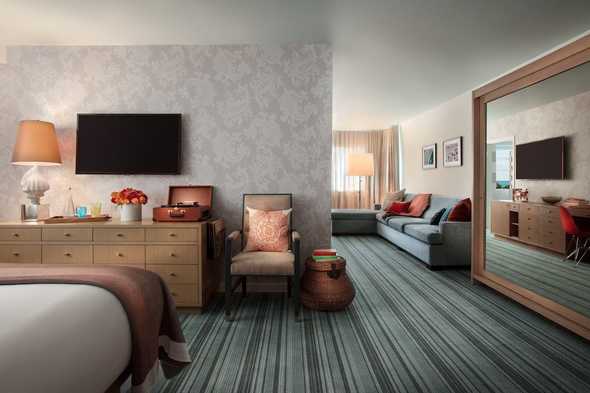 Deluxe Suite, 1 King Bed, Bathtub, City View | 1 bedroom, Egyptian cotton sheets, premium bedding, down comforters