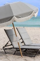 Nálægt ströndinni, hvítur sandur