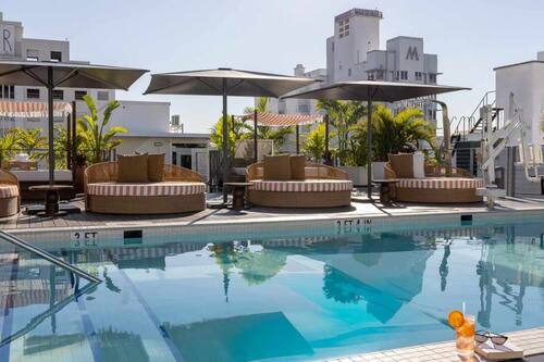 Piscine extérieure, parasols de plage, chaises longues