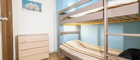 3 bedrooms, in-room safe, iron/ironing board, travel cot