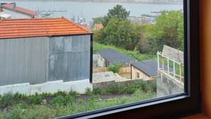 A room with a large window overlooking a marina and buildings. - CASA MIRA DOURO marina beach 5mnts on foot caves, Porto bridge 5mnts by car (Vila Nova de Gaia)