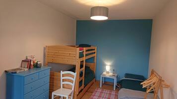 2 slaapkamers, een strijkplank/strijkijzer, reisbedje, gratis wifi