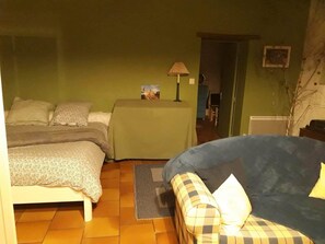 2 chambres, fer et planche à repasser, lit parapluie, Wi-Fi gratuit