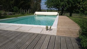 Een buitenzwembad en een verwarmd zwembad