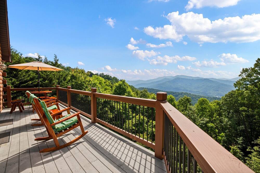 Native Winds offers \"WOW!\" views, great amenities and a perfect location!