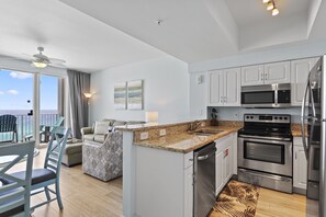 Lave-vaisselle, table de salle à manger