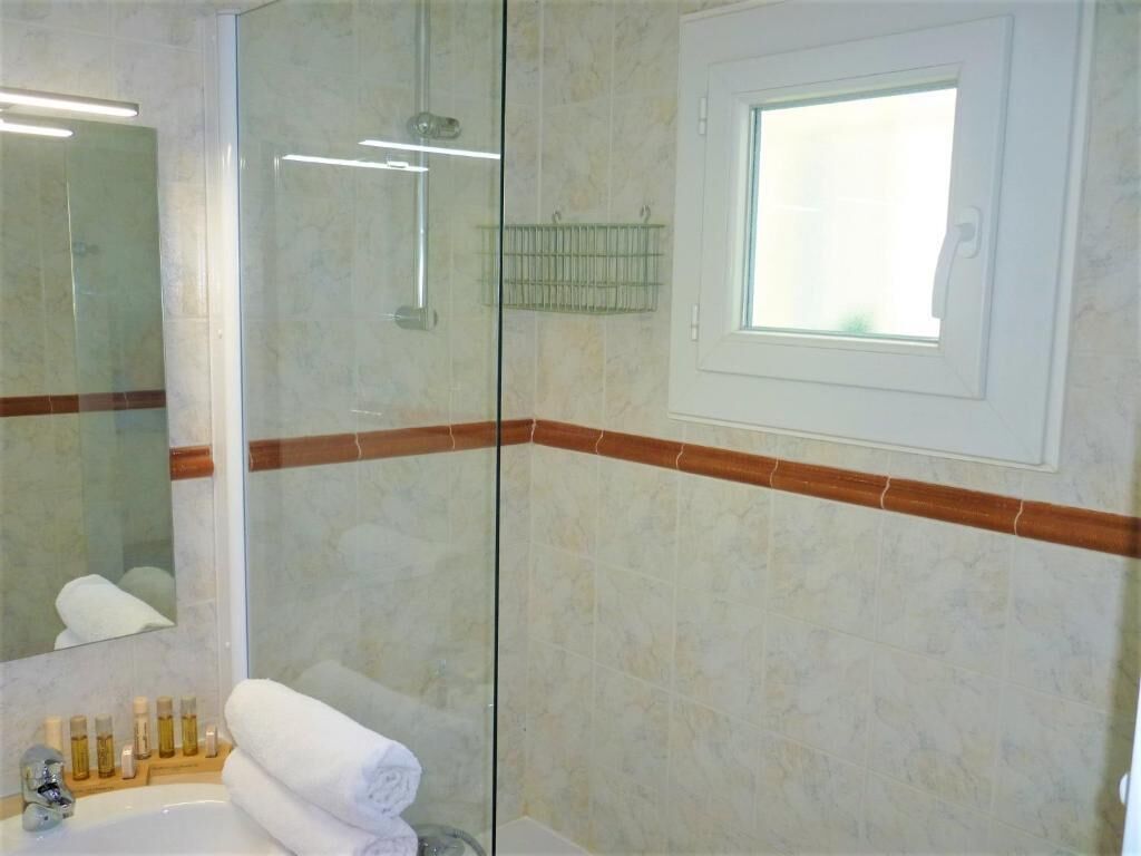 Studio Standard | Salle de bain | Sèche-cheveux, serviettes fournies, savon, shampoing