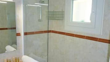 Studio Standard | Salle de bain | Sèche-cheveux, serviettes fournies, savon, shampoing