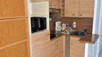 Studio Standard | Cuisine privée | Réfrigérateur, micro-ondes, plaque de cuisson, grille-pain