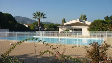 Piscine extérieure (ouverte en saison), chaises longues